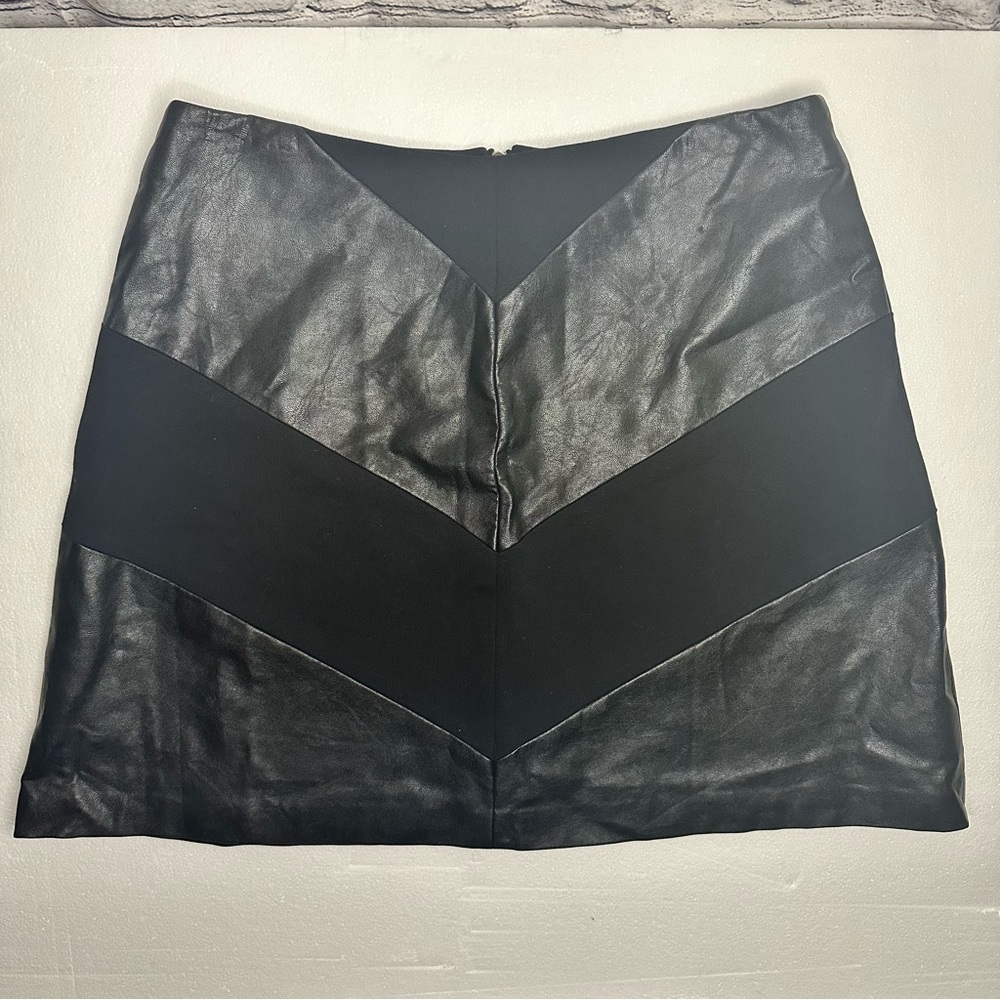 Vince Camuto Black Faux Leather Skirt Stripes Chevron Women’s Size 6